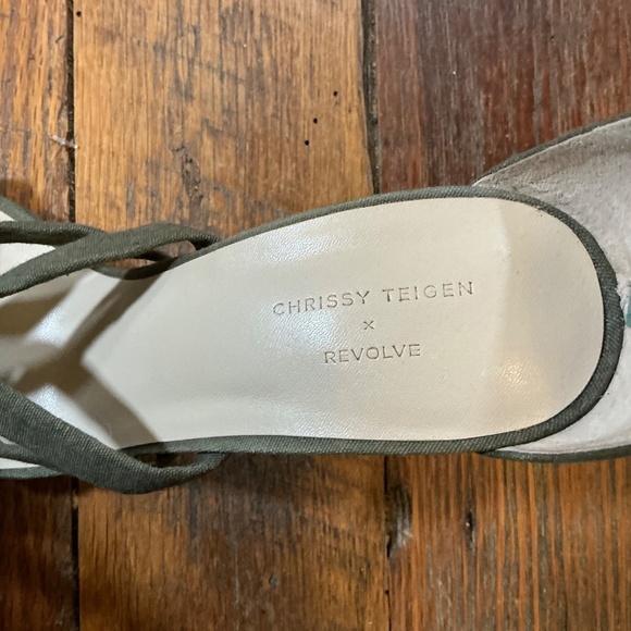 Chrissy Teigen x REVOLVE Marina Olive Green Twist Detail Heels Women’s 9.5 - Picture 9 of 9